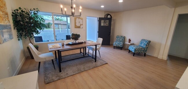 Building Photo - UPDATED 3 BED, 2 BATH OASIS IN THE HEART OF PHOENIX! GREAT LOCATION!