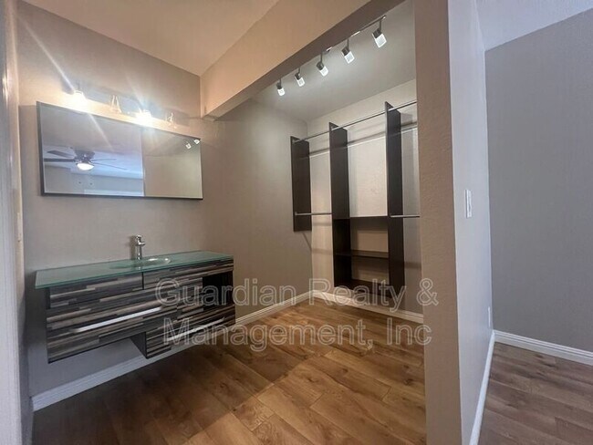 Building Photo - 154 W 5th St