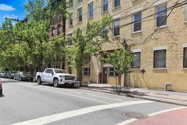 Building Photo - 319 Barrow St