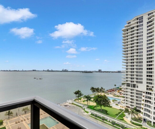 Foto del edificio - 600 NE 36th St