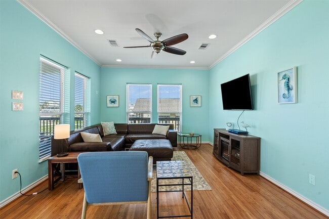 Building Photo - 3923 Reeves Dr