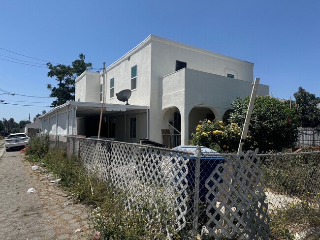 Building Photo - 516 W 109th St