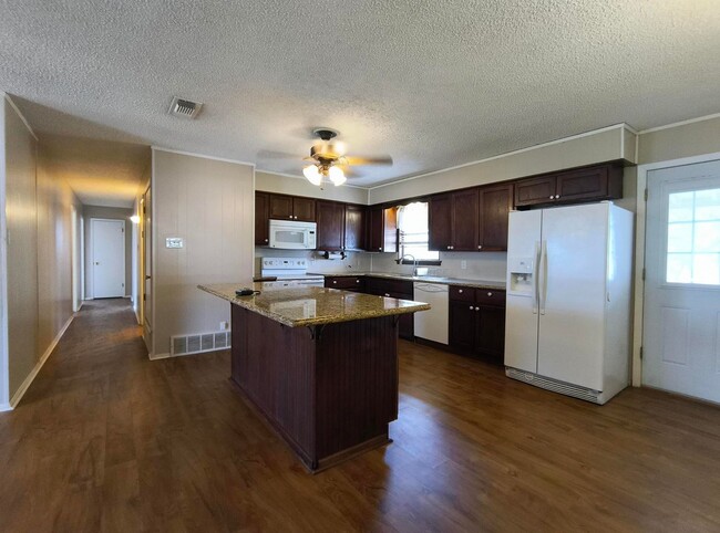 Building Photo - Spacious 3 bedroom, 2 bath home AVAILABLE ...