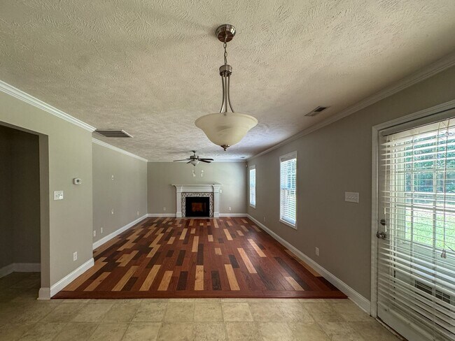 Building Photo - Beautiful 4 Bed 2.5 Bath Home in Raeford