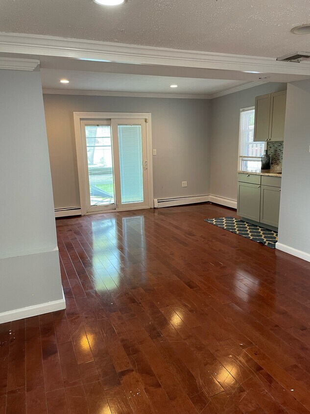 Living Room/Dining Room - 806 Washington St