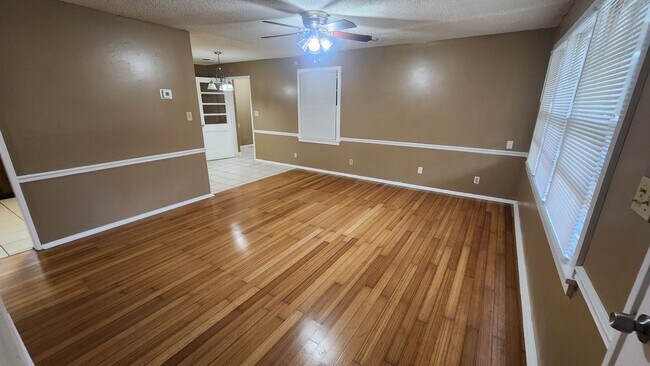 Foto del edificio - Single Family Home 3BR / 1.5 BA