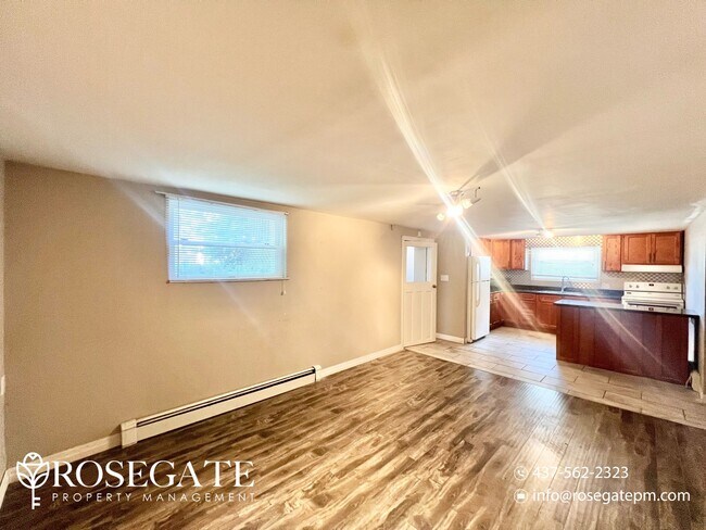 Building Photo - Renovated 2-Bedroom Unit | 900 Sq Ft | Qui...