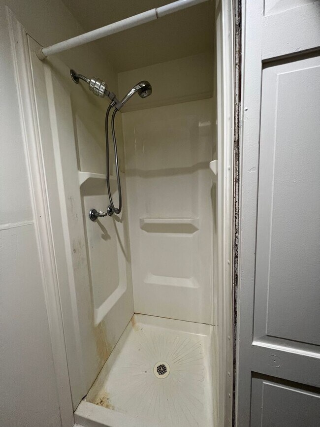 334 College Ave Unit B, Grove City, PA 16127 Room for Rent in Grove