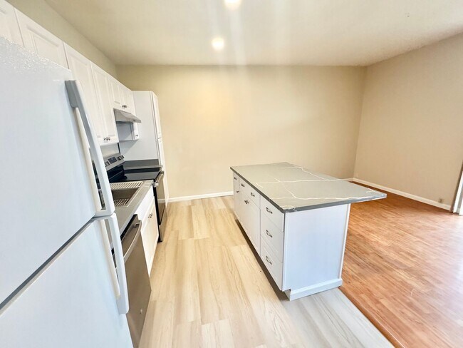 Foto del edificio - Light and Bright 3 bed 2 bath Home in West...