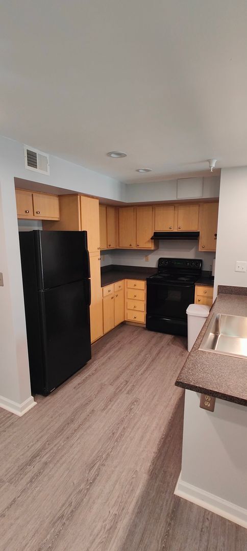 Building Photo - Rent special! 1 BR/ 1 BA Fabulous Two-Leve...
