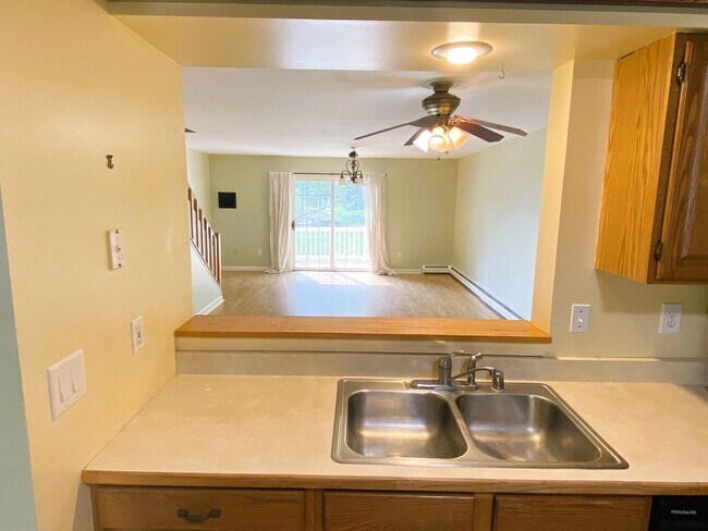 Building Photo - 4BD/1.5BA S. Burlington Townhome