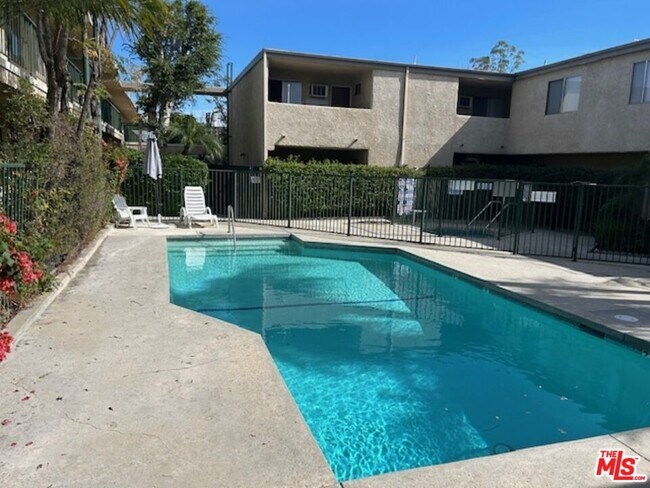 Foto del edificio - 10540 Balboa Blvd