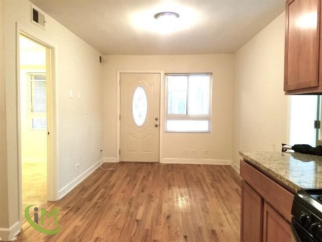 Primary Photo - 6414 N Ridge Blvd