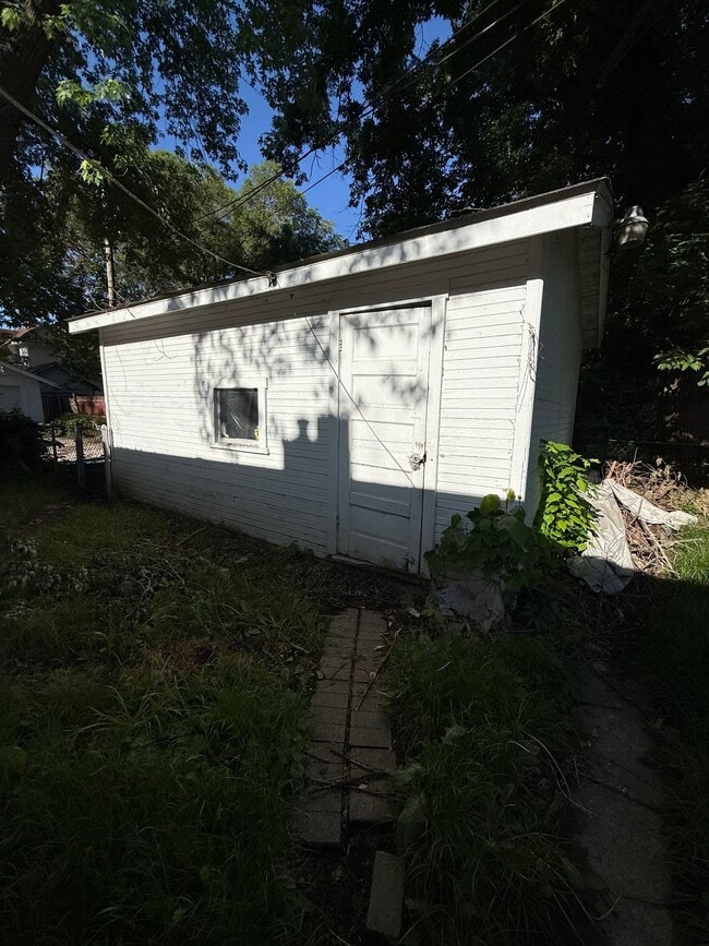 Building Photo - 1337 N Maple Ave