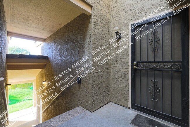 Building Photo - 2035 S Elm St