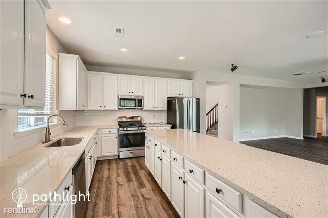 Building Photo - 4 br, 2.5 bath House - 6573 Waterton Ave S...