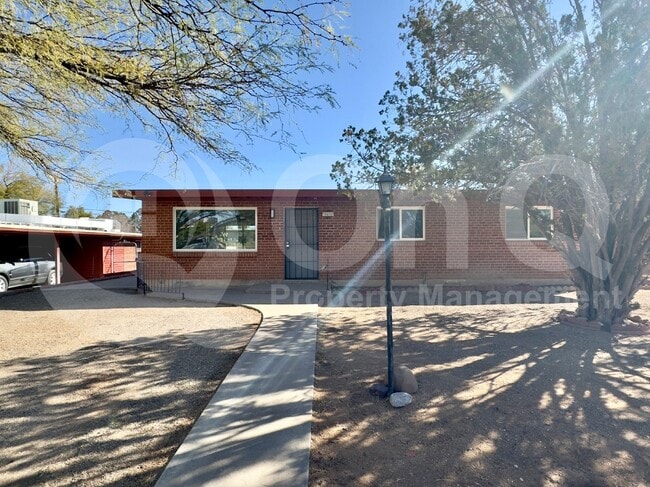 Building Photo - 1410 N Desmond Ave