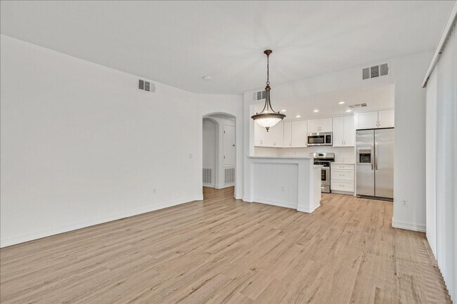 Building Photo - Large 1st Floor Condo in Summerlin