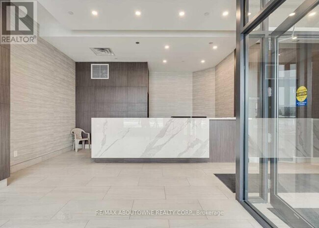 Photo du bâtiment - 550-550 N Service Rd