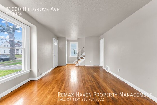 Building Photo - 21000 Hillgrove, Maple Hts - Gorgeous 3 be...