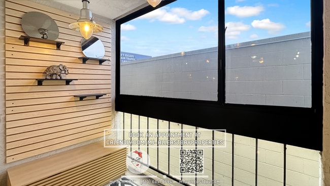 Building Photo - Bright 1 bed/1 bath located in the heart of Rockridge includes water, garbage, 1 parking!