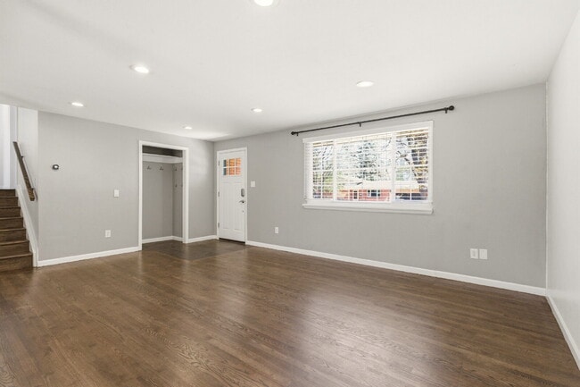 Foto del edificio - Spacious 5 Bed Home with Finished Basement, Multiple Living Areas & Private Backyard