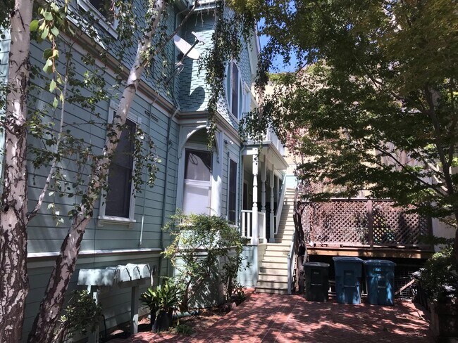 Building Photo - 347 Ramona St