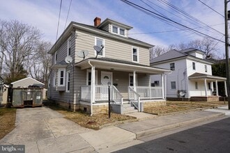 Building Photo - 305 E Pine St