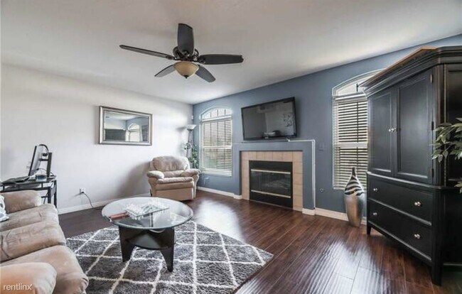 Foto del edificio - 3 br, 2.5 bath Townhome - 10209 Rolling Tr...