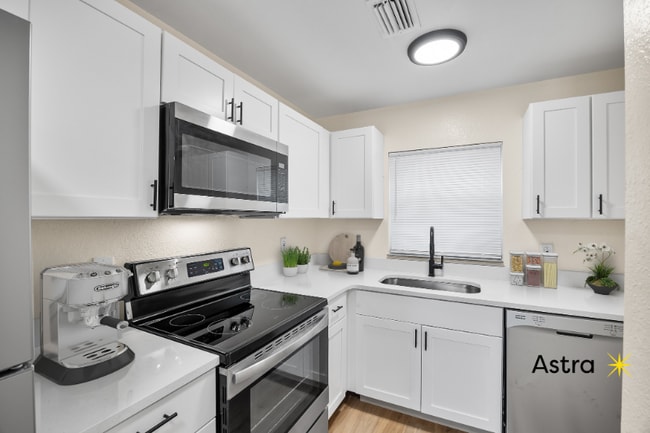 Building Photo - 966 22nd Ave S