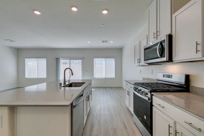 Foto del edificio - BEAUTIFUL NEW BUILD WITH 3 BEDROOMS, 2.5 B...