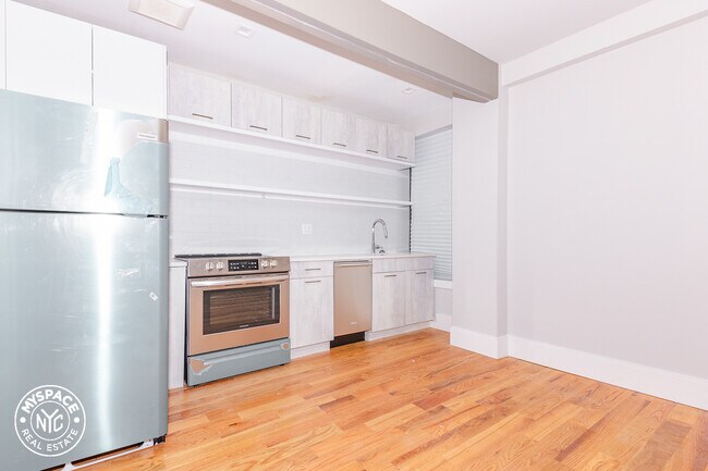 Building Photo - 245 Sullivan Pl