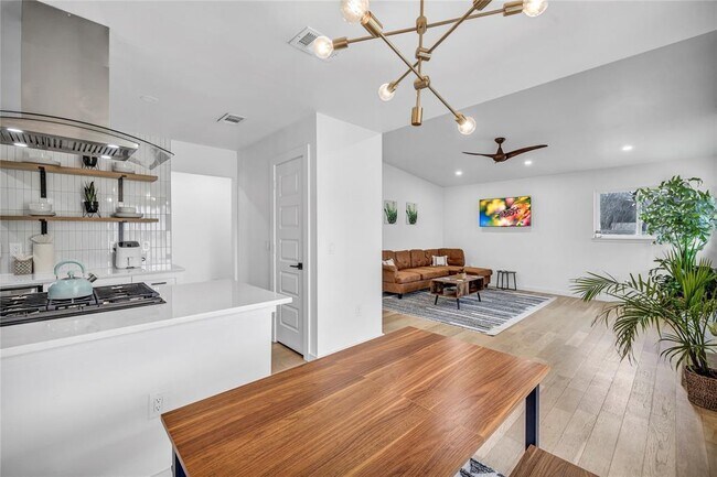 Building Photo - 10601 Walnut Bend Dr
