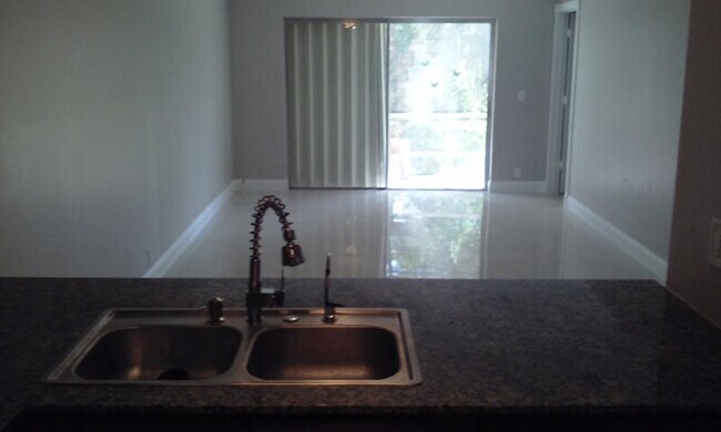 Building Photo - 140 Lake Meryl Dr