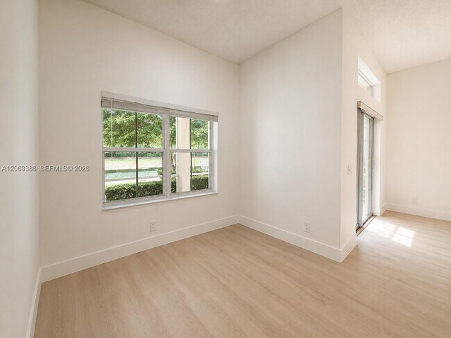 Foto del edificio - 837 Tanglewood Cir