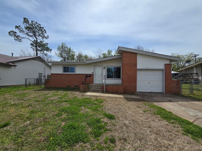 Building Photo - 3 bed 1 bath in Tecumseh!