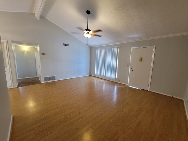 Building Photo - Cute 2 Bedroom 2 Bath Condo close to Medic...