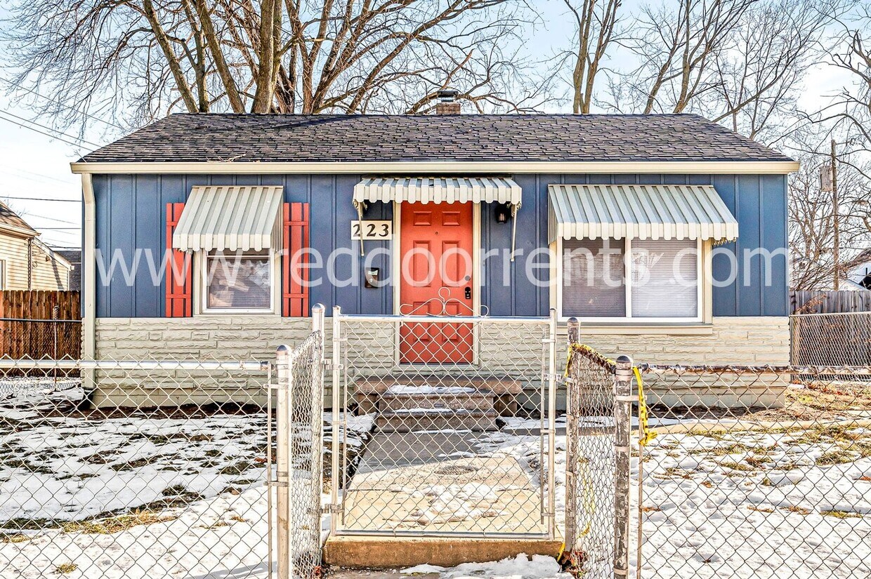 Foto principal - Charming 3-Bedroom Home Near Downtown Indi...