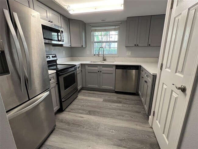 Foto del edificio - 8825 Bay Pointe Dr