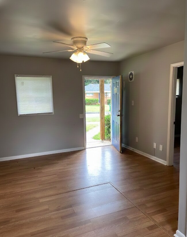 Foto del edificio - 411 Birchwood Dr