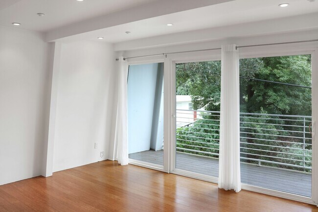 Building Photo - 33 Crescent Avenue, Unit 33