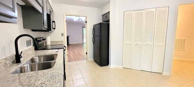 Cocina que da a la sala de estar - 111 Greenmeadow Ln