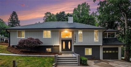 Building Photo - 1996 Briarwood Dr