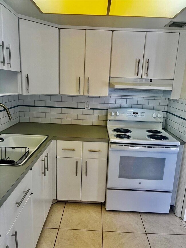 Building Photo - 1967 South Ocean Boulevard Apt #105, Pompa...