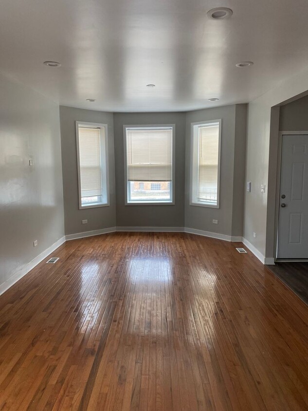 Foto principal - Spacious south side 5 bedroom beauty