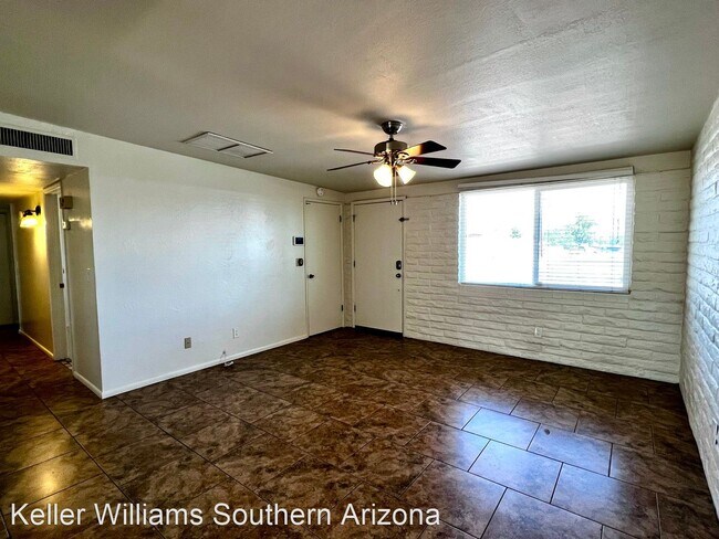 Foto del edificio - 3 br, 2 bath House - 8024 E Victoria Drive