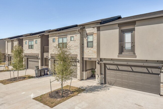 Building Photo - Stunning 4 Bedroom, 4.5 Bath Townhome in C...