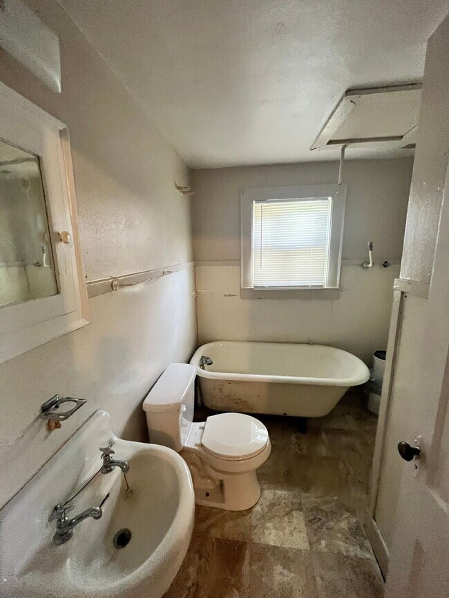 Building Photo - Centrally Located in Bryan