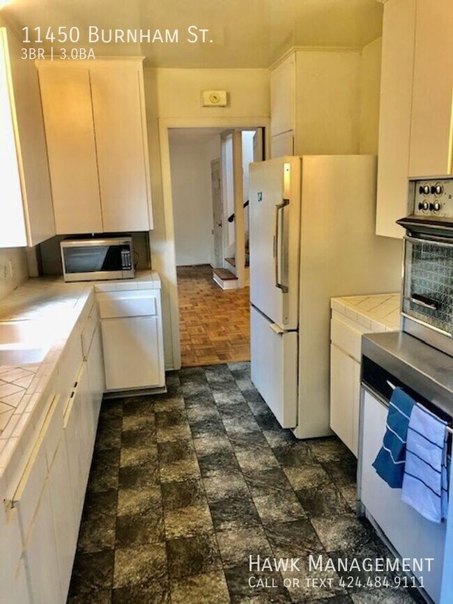 Building Photo - Charming Retro 3 bed 3 bath home in cozy B...