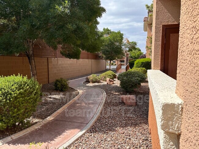 Building Photo - 1050 E Cactus Ave
